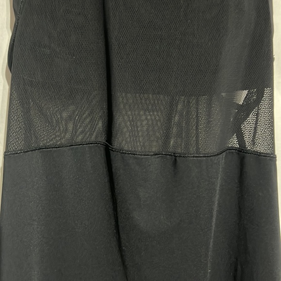 Lululemon Black tank top with Built in bra size 4 - Picture 2 of 5